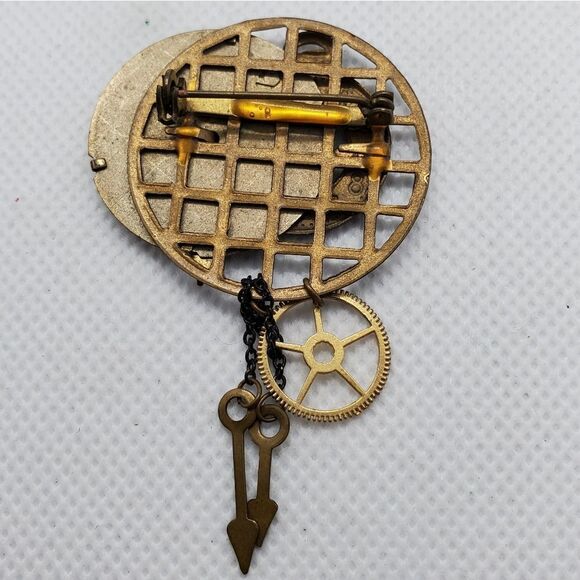 Steampunk Clock & Gear Brooch - Picture 3 of 3